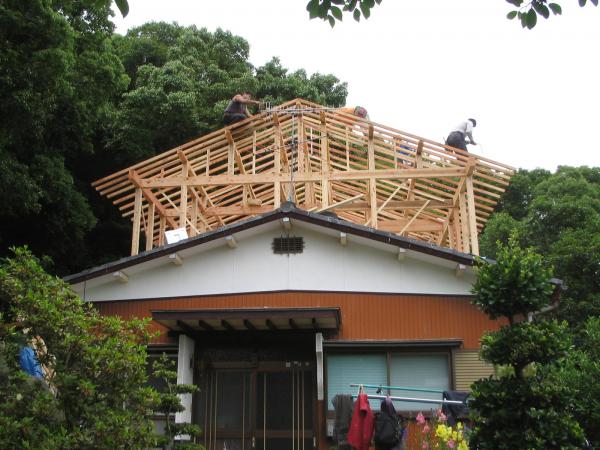 屋根を解体してから２日目の状態です。大工さん５人で建て方します