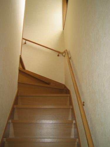 １階から２階への階段です。手摺もつきます