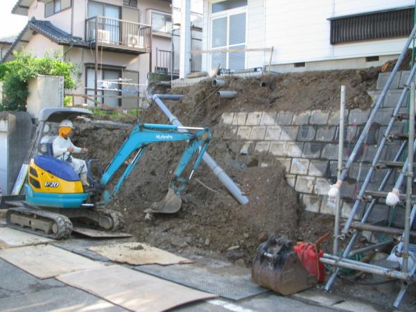 掘り始めの頃です。雨や台風で施工が難しかったです。