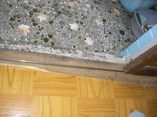 床材の表面が剥げてしまい、下地の板が丸見えになっていました。