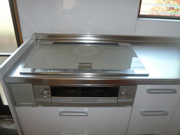 三菱の最新７５０幅のＩＨ調理機です。