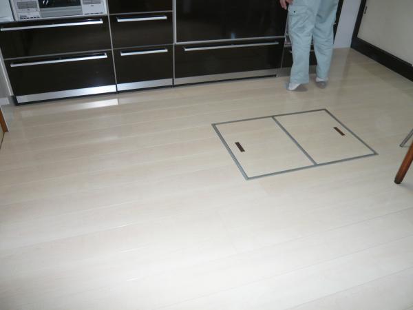 床は最近お勧めの白い床材です。　清潔感あって最高です