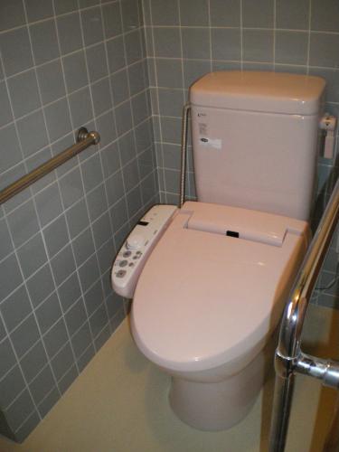 INAX　シャワートイレ付き簡易水洗トイレ