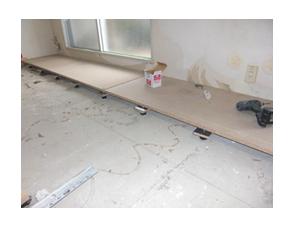 床施工中の写真です。マンションの防音基準を満たす防音フロア施工です。		