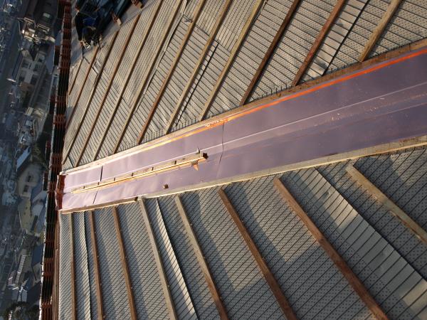 屋根の谷の部分の水切り材です。　酸性雨に強い対策鉄板を採用！銅板色です