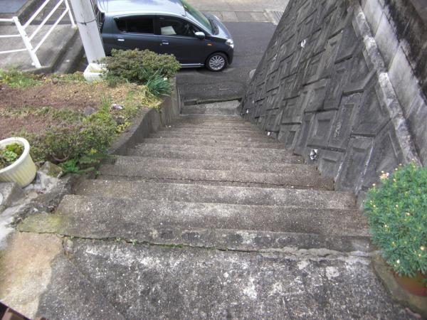 手すりがなく、勾配がやや急な階段は