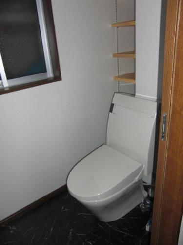 狭かったトイレも広く、デッドスペースには棚を作りました