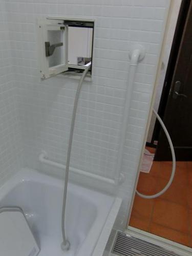 洗濯機の給水ホース用の小窓を付け、ドアを閉めた状態で浴槽のお湯取りが可能！使い勝手抜群です☆