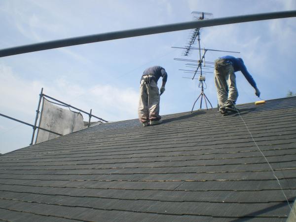 屋根はローラー手塗りで施工しました。標準施工のタスペーサーも挿入してます。