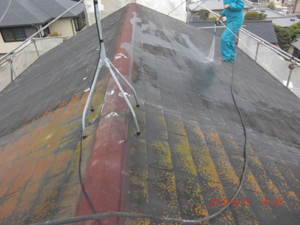 屋根の高圧洗浄中　すまいるリフォームは洗剤で洗いますのでこびりついた苔・藻・カビも根こそぎシャットアウトです