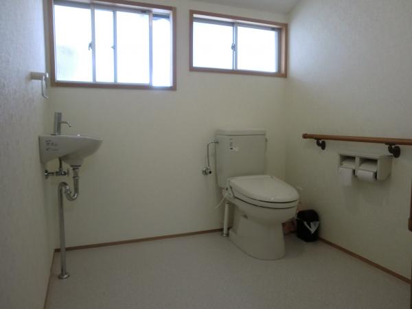 スペースを拡張し、簡易水洗トイレを設置しました。