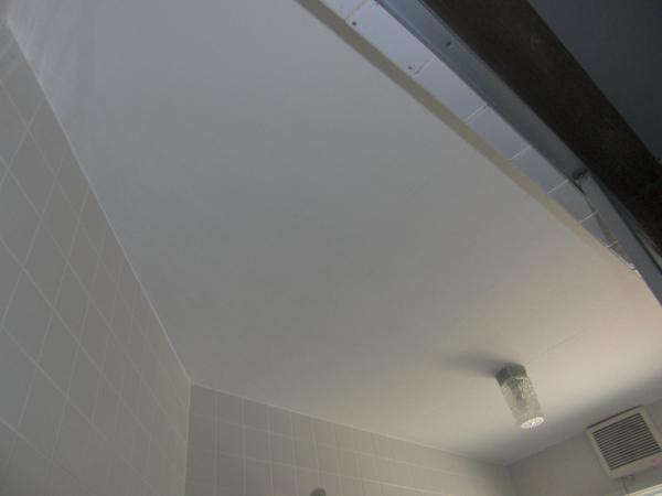 浴室の天井も塗り替えました。もちろん使用塗料は防かび塗料です。