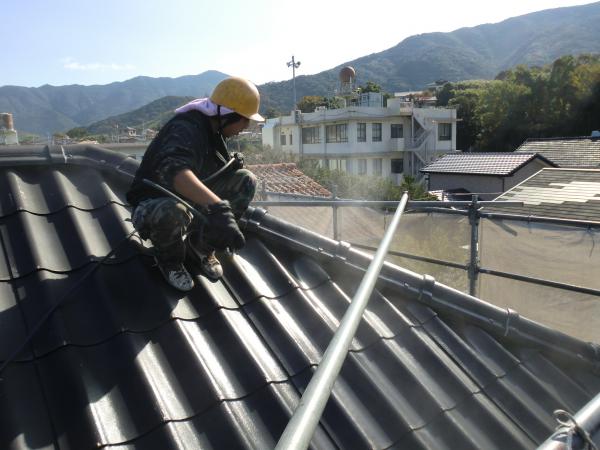 屋根の塗装作業です。屋根は機械を使って塗装します。