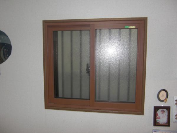 残りの1ヶ所の小窓もインプラスを設置し、部屋すべての窓の断熱工事が完了しました。