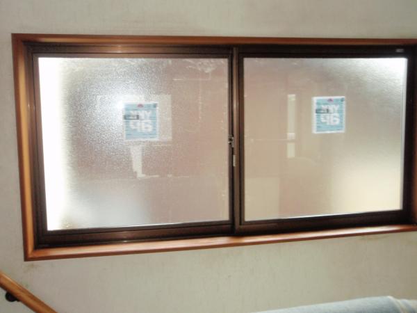 廊下窓は窓のみペアガラスに交換しました。