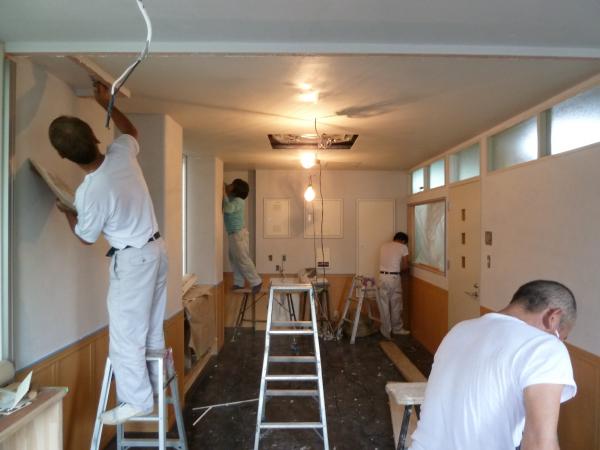 左官さん４人がかりで、天井・壁の漆喰を塗りました。