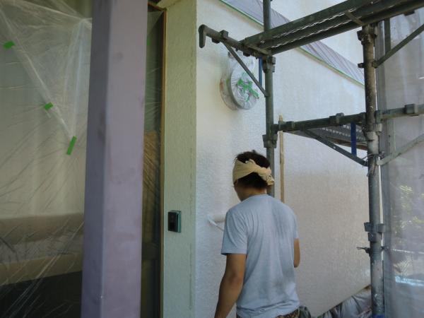 外壁塗装もローラー手塗りで丁寧に塗っています。