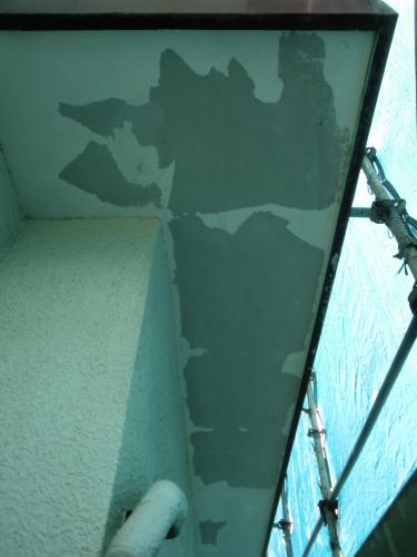 塗装部分を磨いて以前の塗膜を剥ぎ取ります。軒天部分の作業後です。