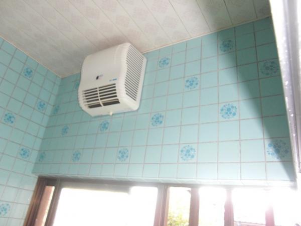 暖房機もタイル貼りの浴槽ではあまり効果を発揮していなかった様です。