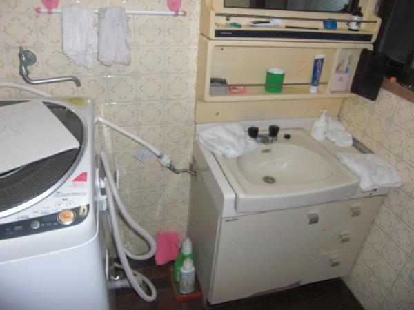 洗濯機につながってます。施工後はきちんと水栓を付けました。