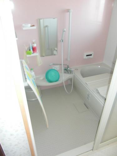 壁もピンクで、かわいらしいお風呂ですね！