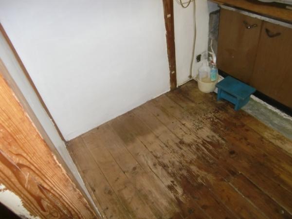 以前のキッチン付近の床です。床の光沢が剥げて、腐ってきていました。