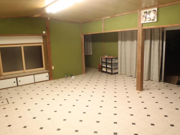 緑のカーペットの廊下も、和室も繋げてLDKに大変身！広々とした空間ができあがりました。