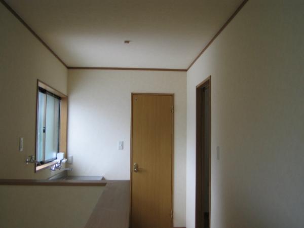 ２階の階段室　奥に見えるのは洗面所とトイレです