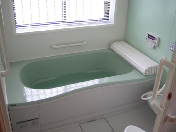 サンウエーブのユニットバス。手摺なども標準装備