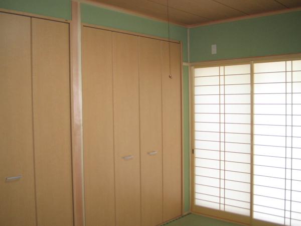 寝室の和室　和室でありながらクローゼットを取り入れました