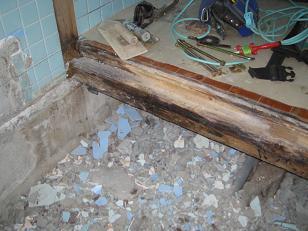 浴槽を解体しました。　土台が腐ってますね