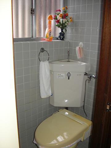 トイレもきれいにリフォームします　昔ながらのコーナータンク式でした