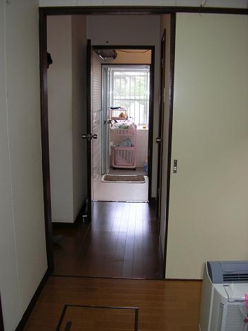 床の段差をすべてなくしました。建具のしたの敷居はすべてなくしました。