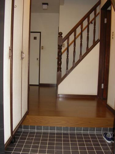 玄関ホールの床がぷかぷかししていたのでフローリングを貼りまえました。