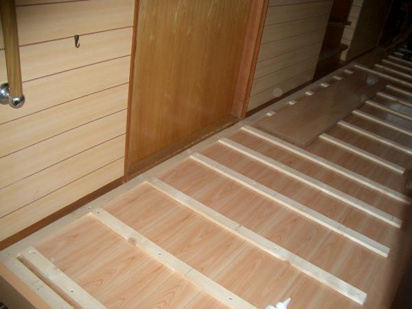 床の段差のための下地調整作業です。