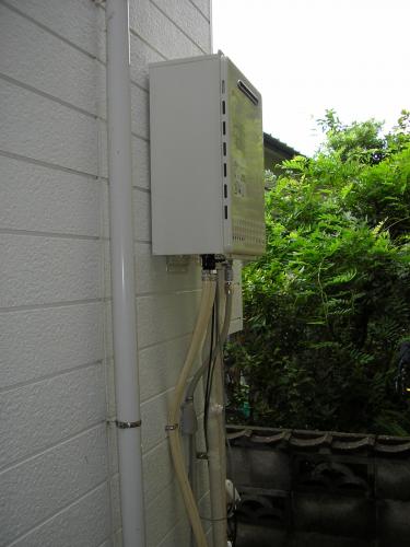 壁掛け式の給湯器に交換。
