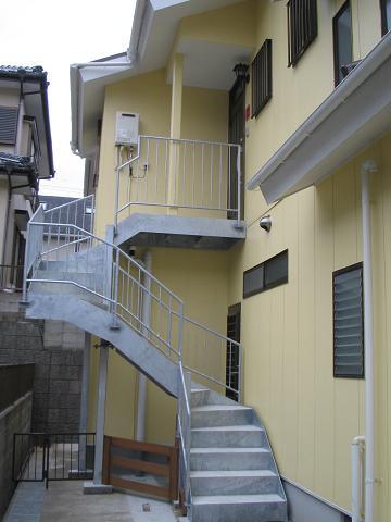 増築部分につながる　外階段です。