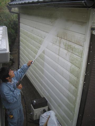 外壁は高圧洗浄にて汚れを落とします。（参考写真）