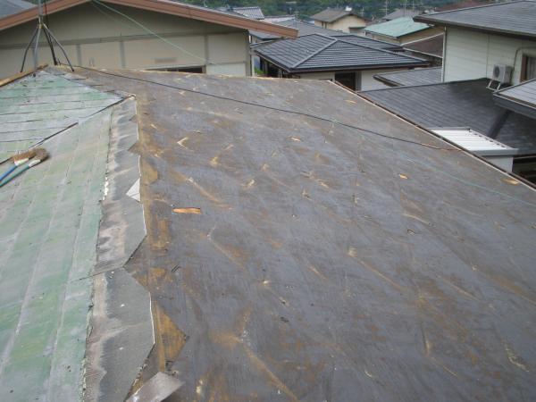 コロニアルの屋根の下地の古い防水紙の状況です