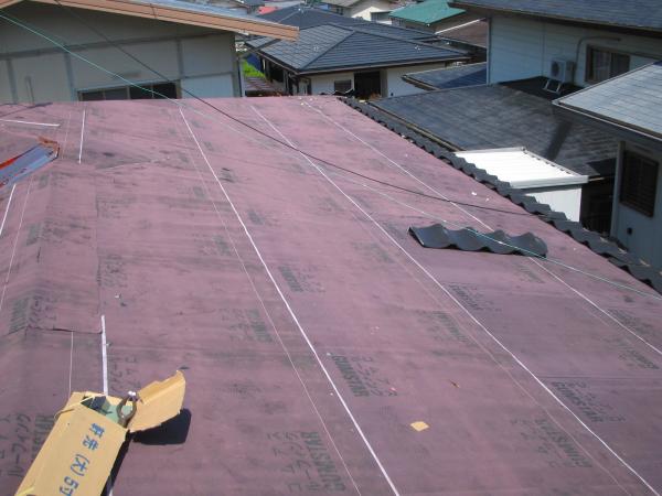 ゴム系の下地防水紙を採用しています。通常の防水紙より優れています