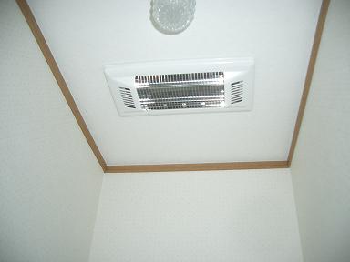冬場の対策で天井に赤外線式の暖房機を取り付けました