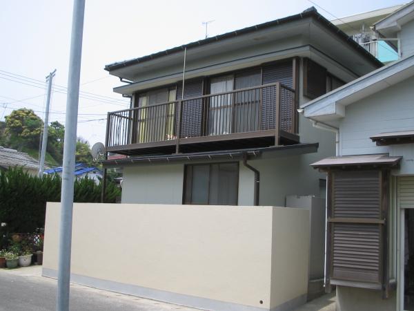 外部の完成状況です。目隠しのため塀を高くしました。