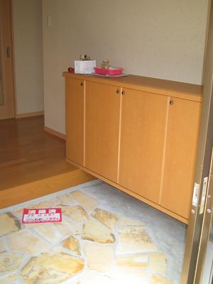 玄関土間タイルには自然石を埋め込みました