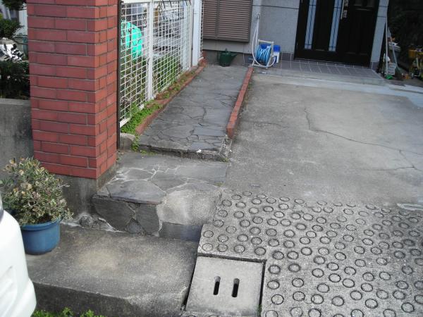 通路と階段があり車庫入れしにくい