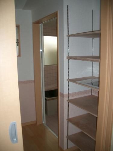 洗面台の後ろは、棚の高さが調節できる収納になっています。