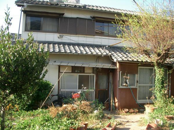 家の奥のほうです。こちら側はほとんど使われていませんでした。