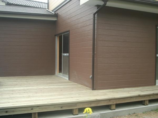 全体で９畳くらいある、ウッドデッキもつけました。