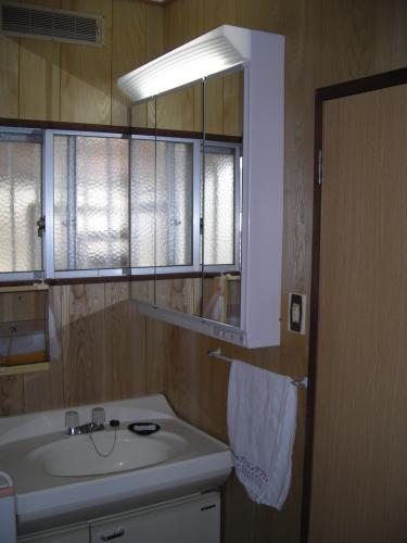 洗面ミラーの交換　　〜長崎市〜