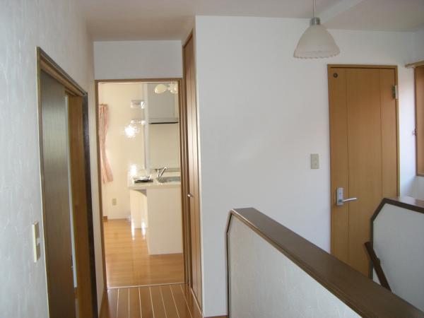 階段部分からリビング方向を見ています。　収納などたっぷりです