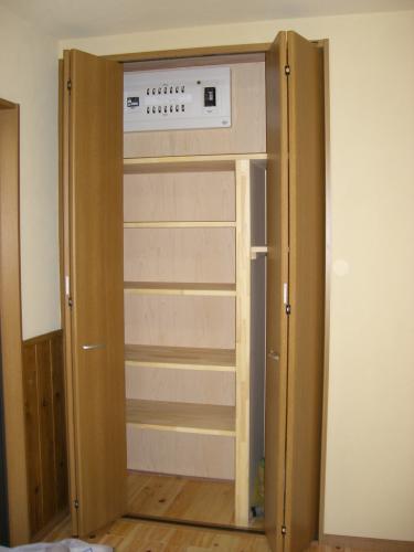 キッチンの部分に食品収納を造作しました